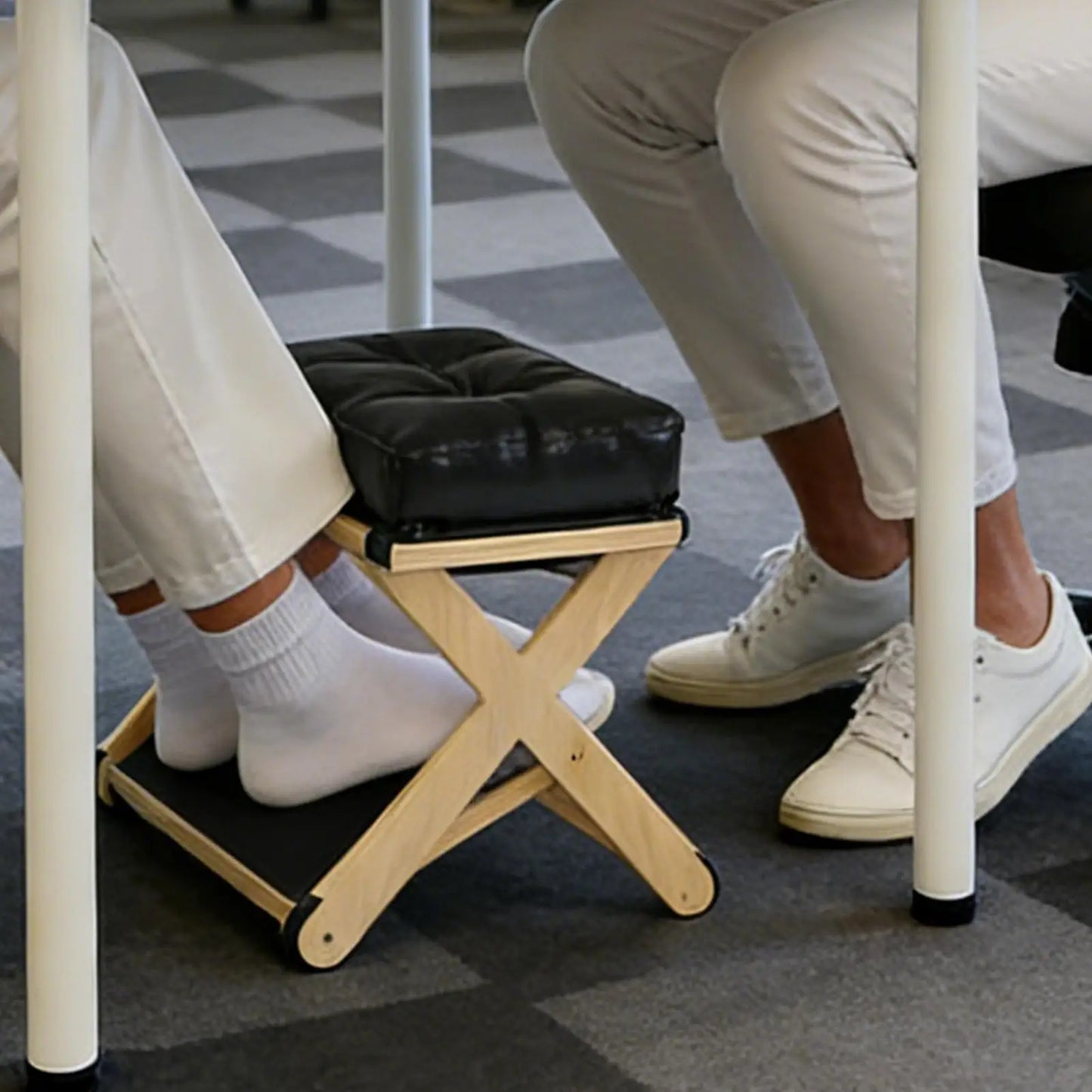 Apoio de Pés Ergonômico de Dupla Camada em Madeira com Topo Estofado e Rampa Antiderrapante
