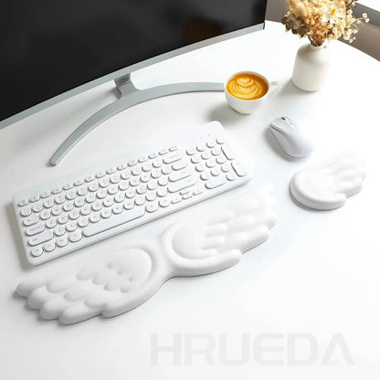 Apoio de pulso para teclado e mouse em formato de asa de anjo, feito de espuma viscoelástica. Suporte ergonômico e antiderrapante para digitação fácil em computadores e laptops.