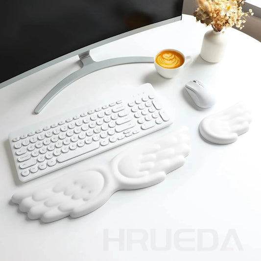 Apoio de pulso para teclado e mouse em formato de asa de anjo, feito de espuma viscoelástica. Suporte ergonômico e antiderrapante para digitação fácil em computadores e laptops.