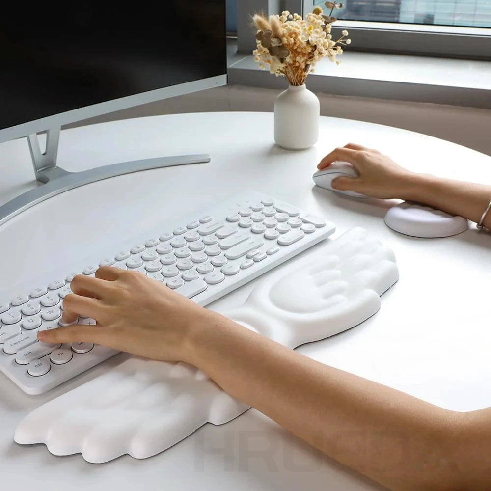 Apoio de pulso para teclado e mouse em formato de asa de anjo, feito de espuma viscoelástica. Suporte ergonômico e antiderrapante para digitação fácil em computadores e laptops.