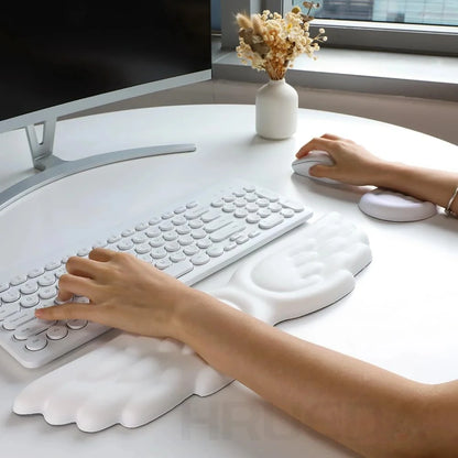Apoio de pulso para teclado e mouse em formato de asa de anjo, feito de espuma viscoelástica. Suporte ergonômico e antiderrapante para digitação fácil em computadores e laptops.