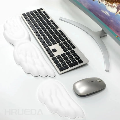 Apoio de pulso para teclado e mouse em formato de asa de anjo, feito de espuma viscoelástica. Suporte ergonômico e antiderrapante para digitação fácil em computadores e laptops.