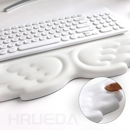 Apoio de pulso para teclado e mouse em formato de asa de anjo, feito de espuma viscoelástica. Suporte ergonômico e antiderrapante para digitação fácil em computadores e laptops.